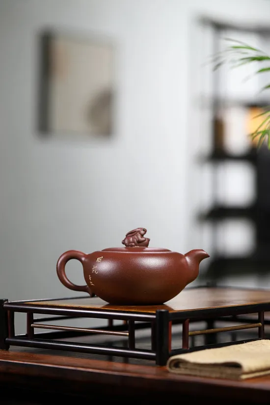 紫砂壺吳偉明創作精品【兔步青雲】250cc原礦黃龍山底槽清 2