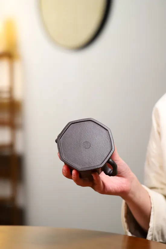 楊軍保紫砂壺六方祥瑞黑料絞泥250cc 2