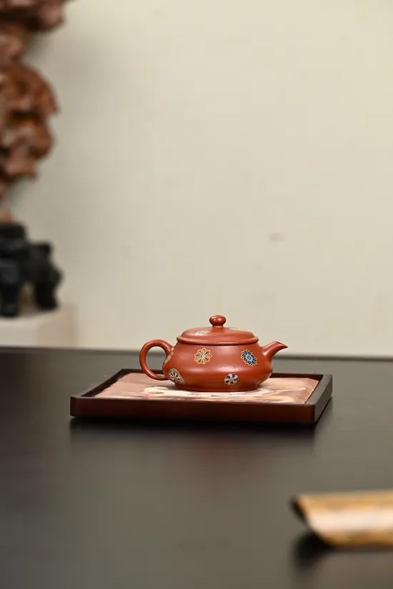 明爐琺琅彩皮球花紫砂壺 900元 1