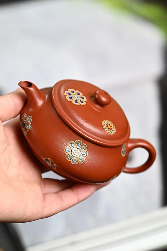 明爐琺琅彩皮球花紫砂壺 900元 2