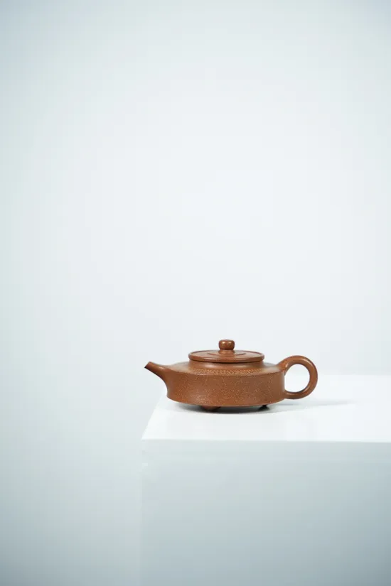 紫砂壺小周盤把玩款100毫升黃降坡料心經微刻 1