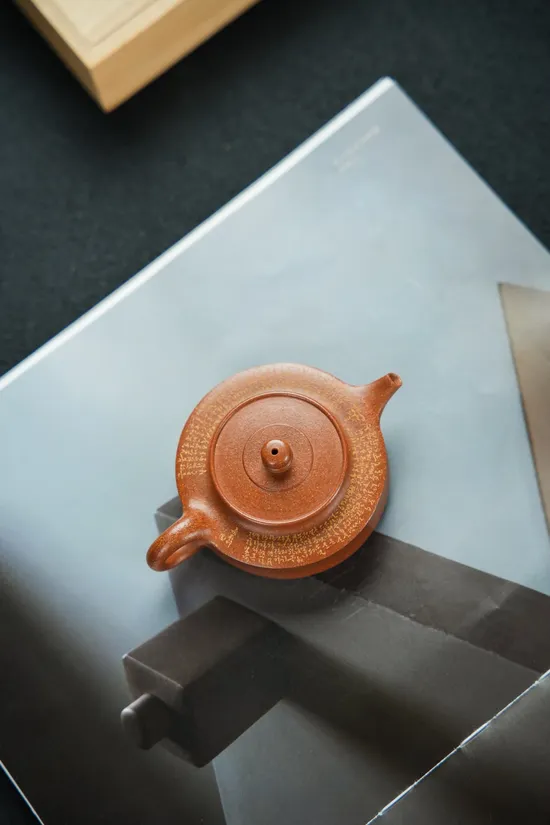 紫砂壺小周盤把玩款100毫升黃降坡料心經微刻 2