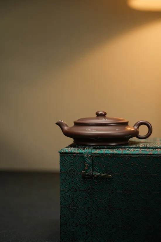 鳴遠虛扁紫砂壺 精工製作 文革風格 2