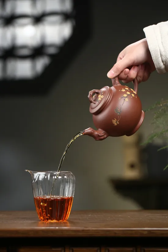 喜上梅梢紫砂壺-柯俊芬工藝美術師創作 1