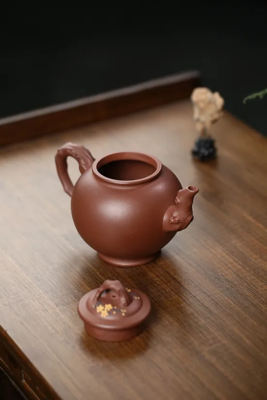 喜上梅梢紫砂壺-柯俊芬工藝美術師創作 2