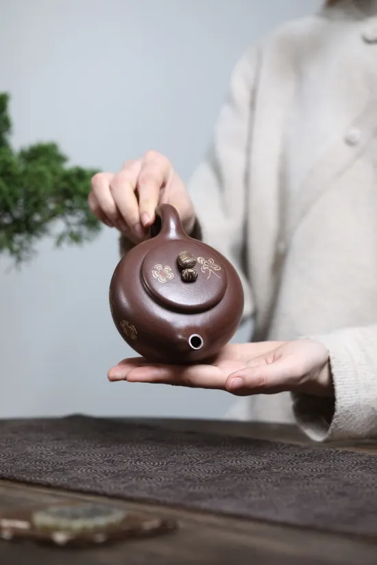 紫砂壺花間蝶影國工級工藝美術師製作 1